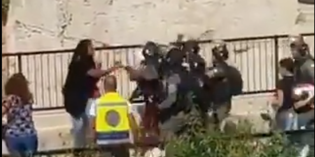 Siyonist polisler savunmasız Filistinli kadına acımasızca saldırdı! İnsanlıktan nasibini alamamış Yahudiler