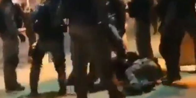 Siyonist rejim güçleri Filistinli genci darbederek gözaltına aldı! İşte o anlar...