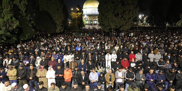 Siyonist şiddete rağmen 200 bin kişi yatsı ve teravih namazını Mescid-i Aksa'da kıldı