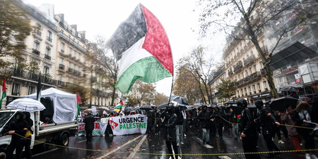 Siyonist uşağı ülkenin kalbinde 60 bin kişi sağanak altında Gazze için yürüdü