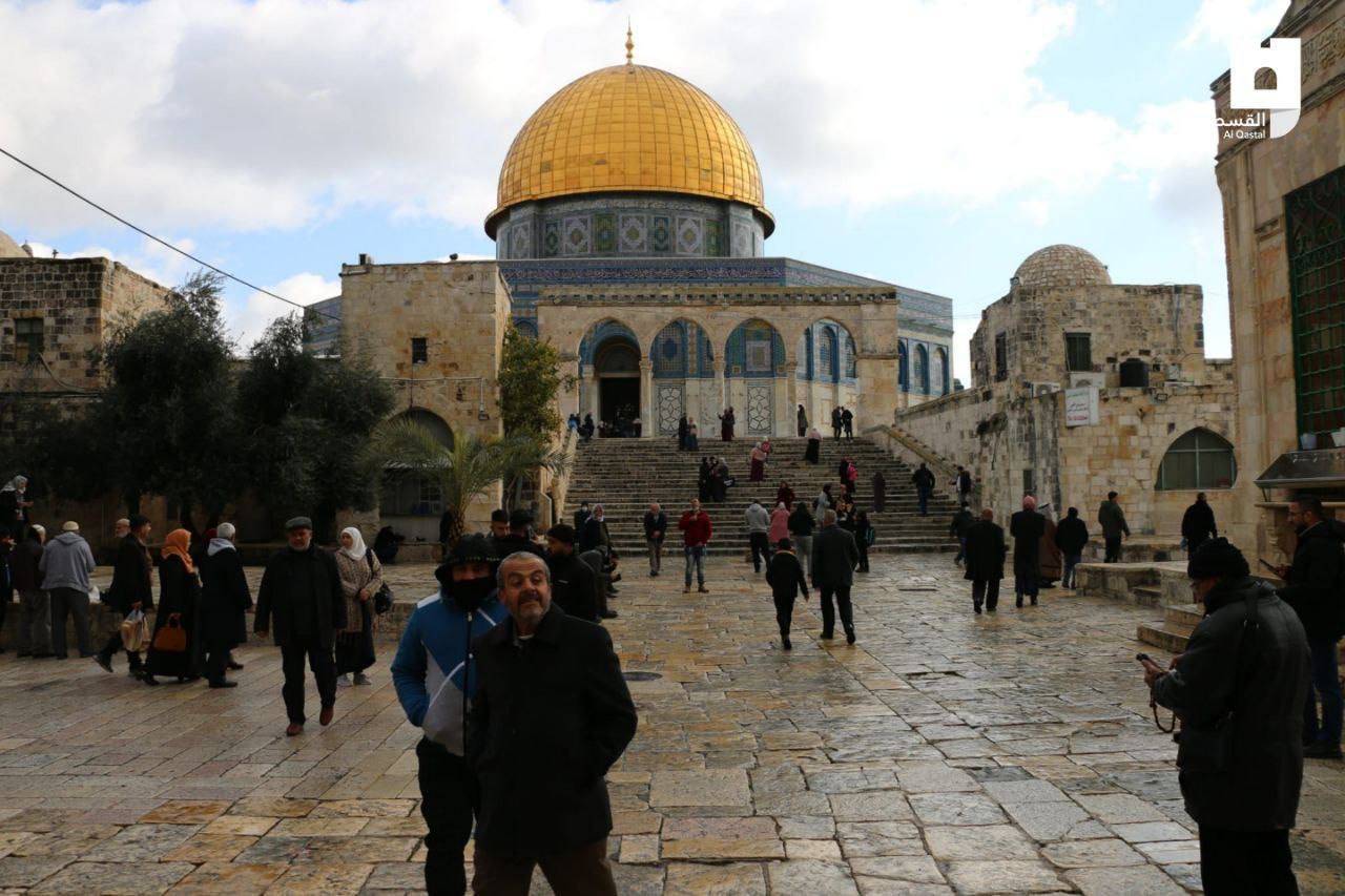 Siyonist zalimin zulmüne inat 50 bin Müslüman Mescidi Aksa’da namaza durdu