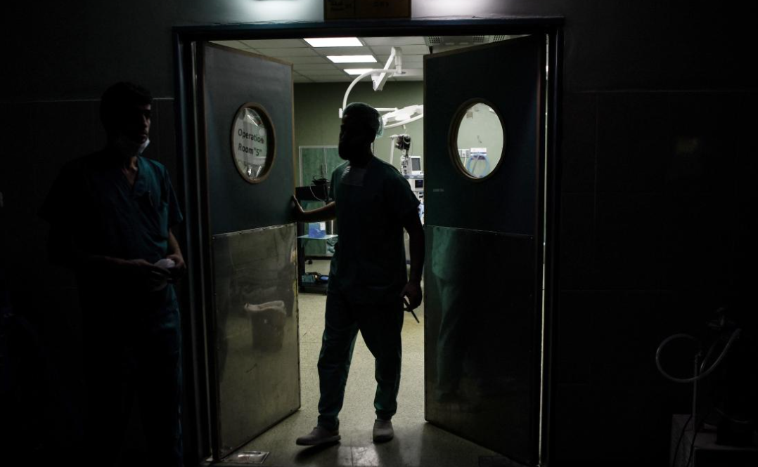 Siyonist zulmün yeni silahı enerji ambargosu: Gazze’de hastaneler karanlığa ve ölüme mahkum ediliyor