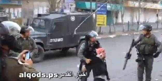 Siyonist İsrail askeri Filistinli genci önce bacağından vurdu sonra bakın ne yaptı!