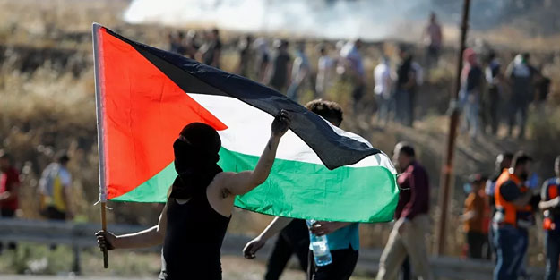 Siyonistler acımasızca saldırmaya devam ediyor