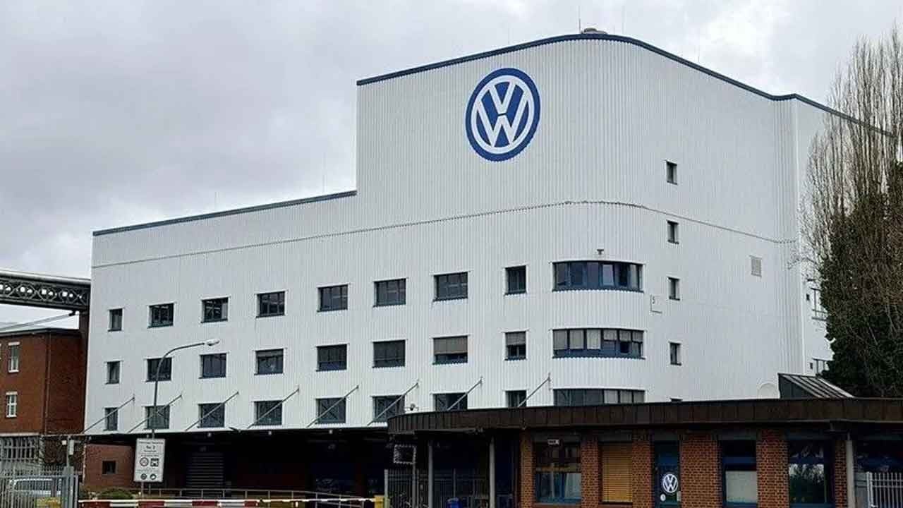 Siyonistler Almanya’da istediği alıyor! Volkswagen fabrikasında skandal peşkeş