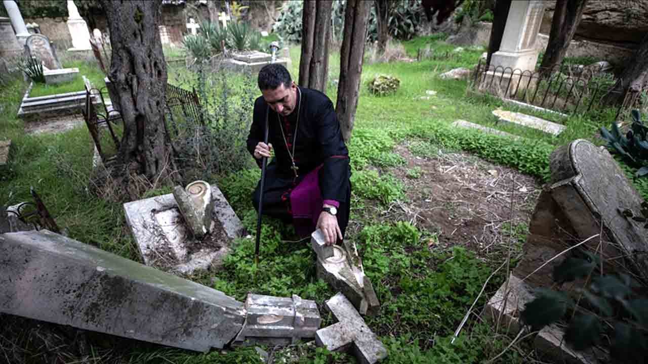 Siyonistler Hristiyan mezarlarını tahrip etmeye başladı! Kendilerini güçlendiren Hristiyanlara saldırmaya başladılar!