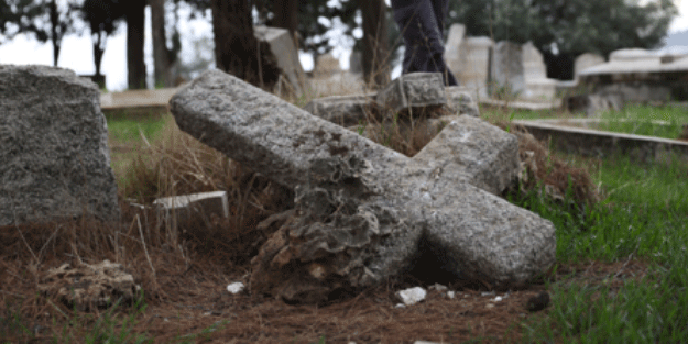 Siyonistler kendinden olmayan herkese düşman! Kudüs’te Hristiyan mezarlığını tahrip ettiler