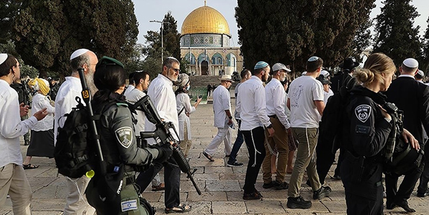 Siyonistler Mescid-i Aksa'da 3 Filistinli kadını gözaltına aldı