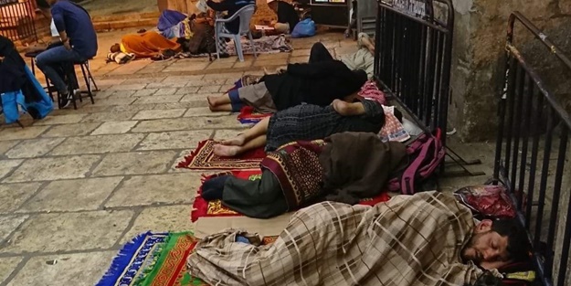 Siyonistler Müslümanların Ramazan itikafını engelleyemiyor!