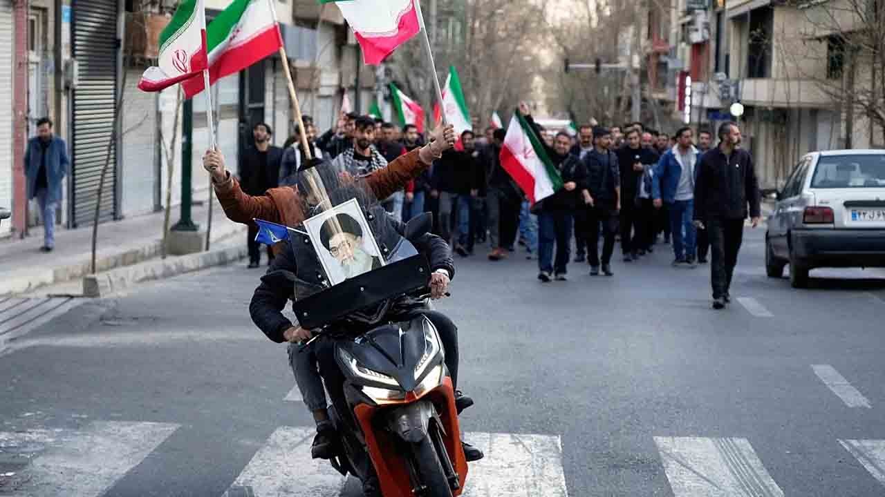 Siyonistler rejimi devirmek isterken İran rejim ihraç edecek!