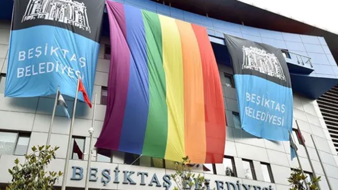 "Siz bu musunuz ki LGBT bayrağı asıyorsunuz?"