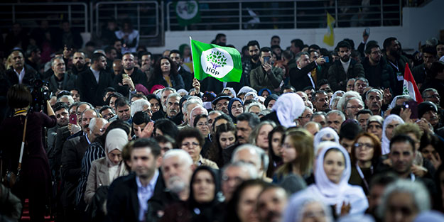 Siz bu ülkeden değil misiniz? HDP kongresinde 'İstiklal Marşı' skandalı