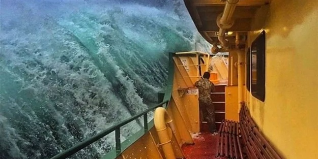 Siz olsaydınız ne yapardınız? Denizde korku filmi gibi görüntüler