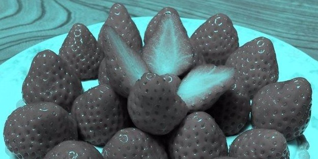 Sizce hangi renk? Bu çilekler sosyal medyayı ikiye böldü!