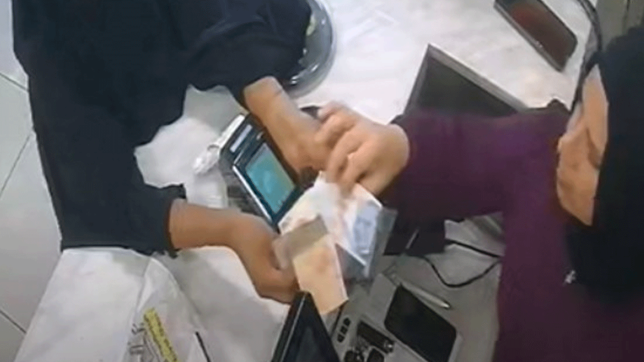 Sizin de başınıza gelebilir: Kaşla göz arası parayı cebe attı!