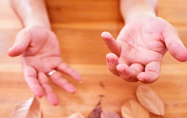 Sizin de elleriniz titriyor mu? Aman dikkat sebebi bu hastalık olabilir