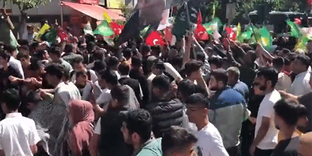 Sizin HDP'lilerin mitinglerine hiç benziyor mu? HÜDA PAR'lılar Türk bayraklarını gururla dalgalandırdı