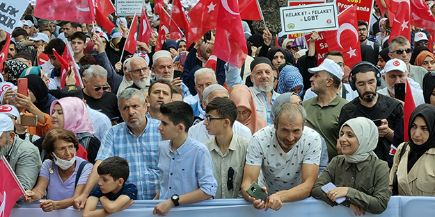 Sizin sanatçılığınız batsın! Aileye duyarlı vatandaşları böyle hedef aldılar