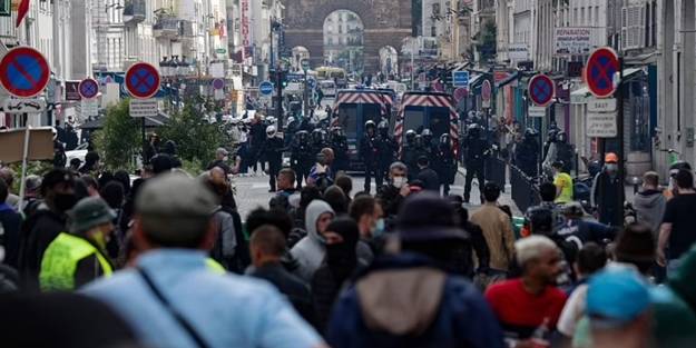 'Aşı zorunluluğu' ve 'sağlık kartı' kararının ardından Fransa'da sokaklar karıştı! Binlerce kişiden protesto