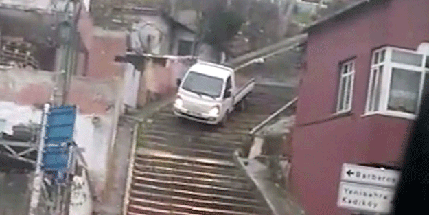 Caddeye kısa yoldan inmek için bakın ne yaptı