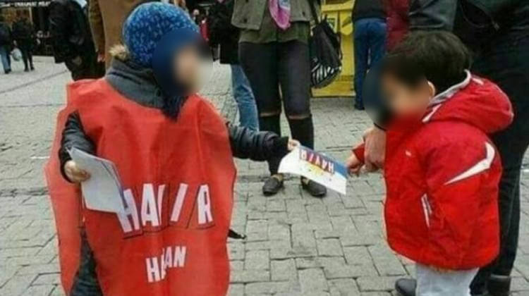 Skandal görüntü! O bildirileri çocuklara dağıttırdılar