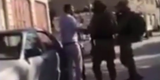 Skandal görüntüler! Filistinli babaya çocuğunun yanında silah doğrulttular