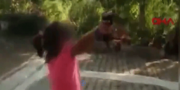 Skandal görüntüler! Zorla ateş ettirdi, kendisi vuruluyordu