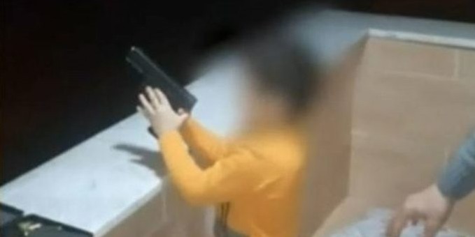 Skandal olay! 4 yaşındaki çocuğuna silahla ateş ettirdi