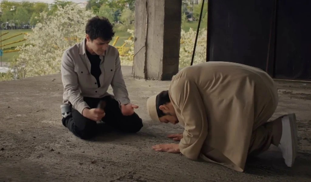 Skandal secde sahnesi tepki çekmişti! O senarist, bu mahareti hangi ‘secdeye’ borçlu acaba?