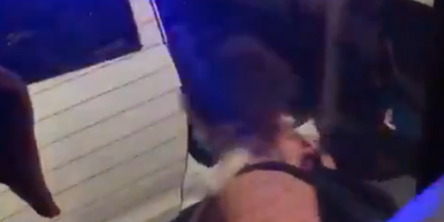 Skandalın görüntüleri ortaya çıktı! Polisler genç kızı otobüsten böyle almış