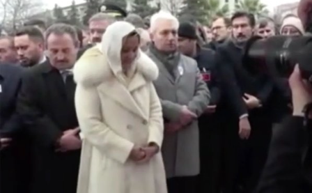 Skandalları saymakla bitmiyor! İP’te kürklü Aylin depremi