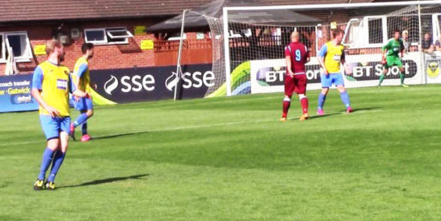 Skordan dolayı hakem maçı bitirdi