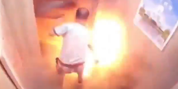 Skuter'inin bataryası ile asansöre bindi! Küle döndü