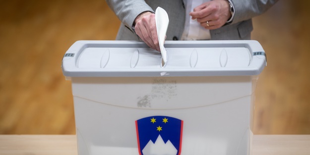 Slovenya'da halk sandık başına gitti