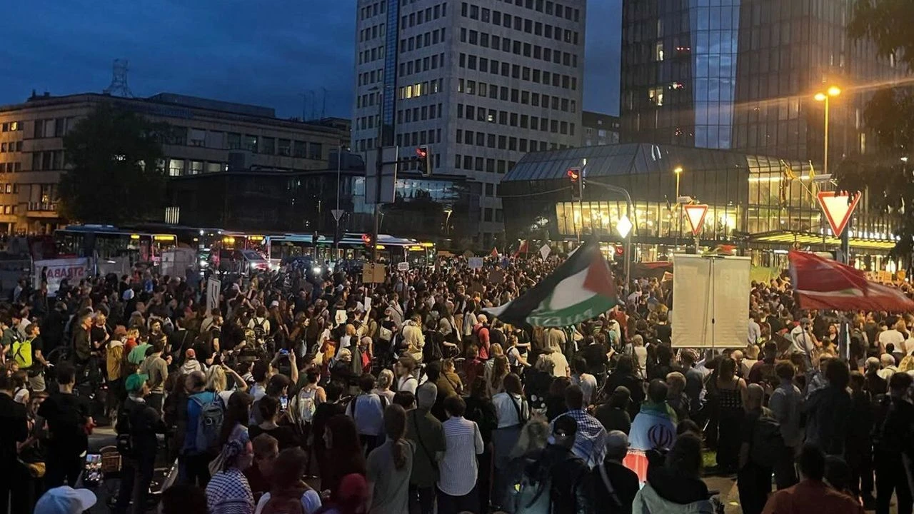 Slovenyalılar, ülkelerinde İsrail elçiliğinin açılmasını protesto etti!
