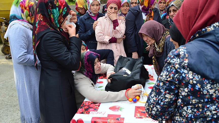 Oğlunu son kez koklayarak son yolculuğuna uğurladı