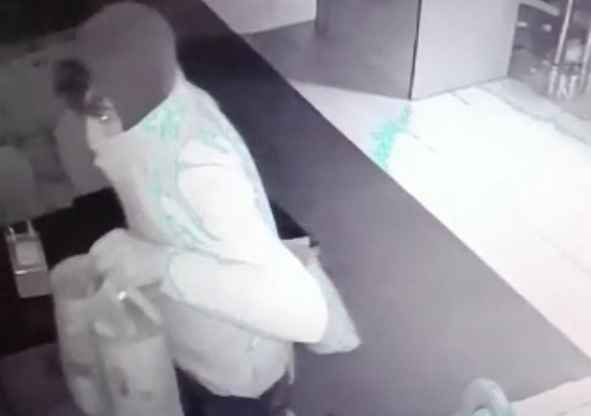 SMA hastası bebek için toplanan parayı saniyeler içinde çaldılar! Hırsızlık anı kameralara böyle yansıdı