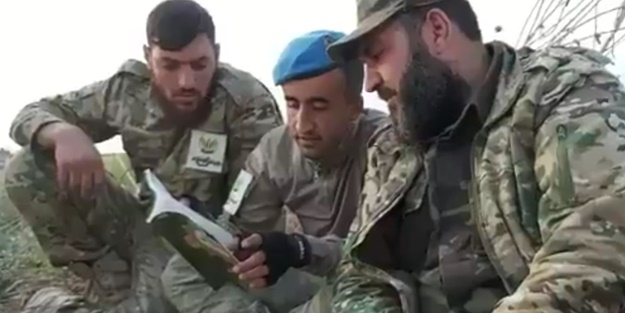 SMO ile Mehmetçik dinlenme sırasında birlikte Kur'an-ı Kerim okudu