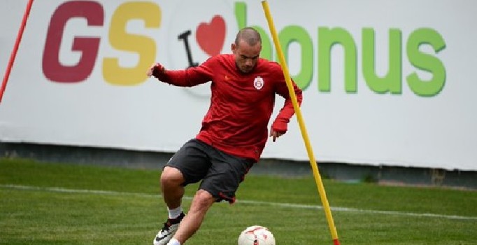 Sneijder Beşiktaş derbisinde sahada olacak