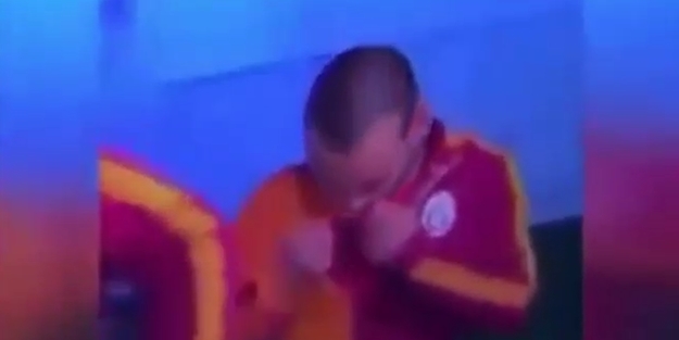 Sneijder Türk bayrağını öptü