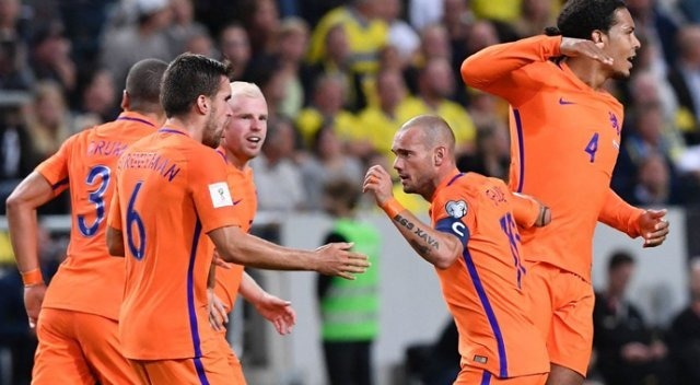 Sneijder, vatandaşı Huntelaar'ı Galatasaray'a getirmek için uğraşıyor