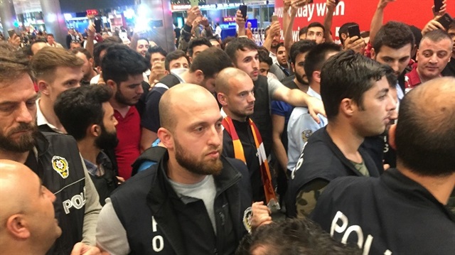 Sneijder'i beklerken Emenike ile karşılaştılar