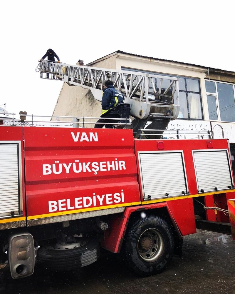 Soba bacasını temizlemek için çıktığı çatıda mahsur kaldı 