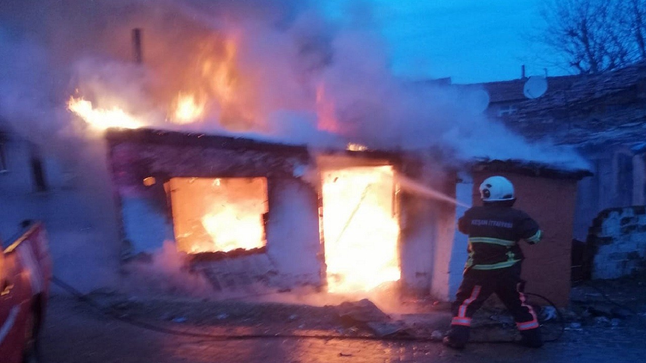 Soba devrilince ev alev alev yandı