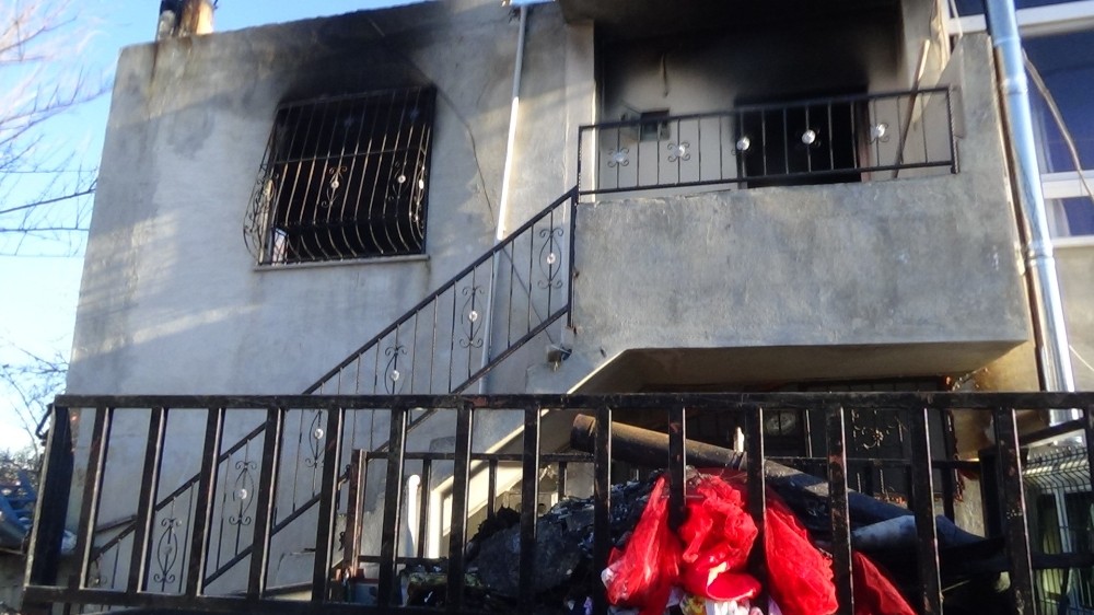 Sobadan çıkan kıvılcım evi yaktı 