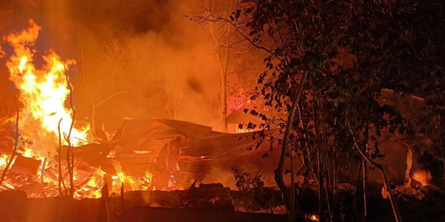 Sobadan çıkan yangın iki evi küle çevird