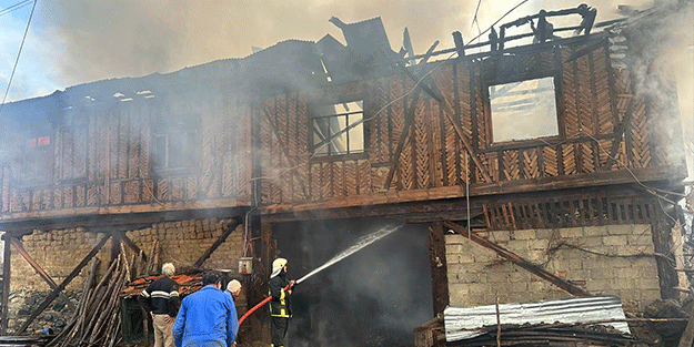 Sobadan çıkan yangın iki katlı ahşap evi küle çevirdi