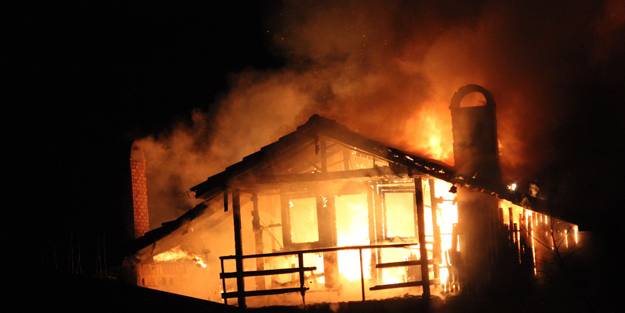 Sobadan sıçrayan kıvılcım evi alev alev yaktı