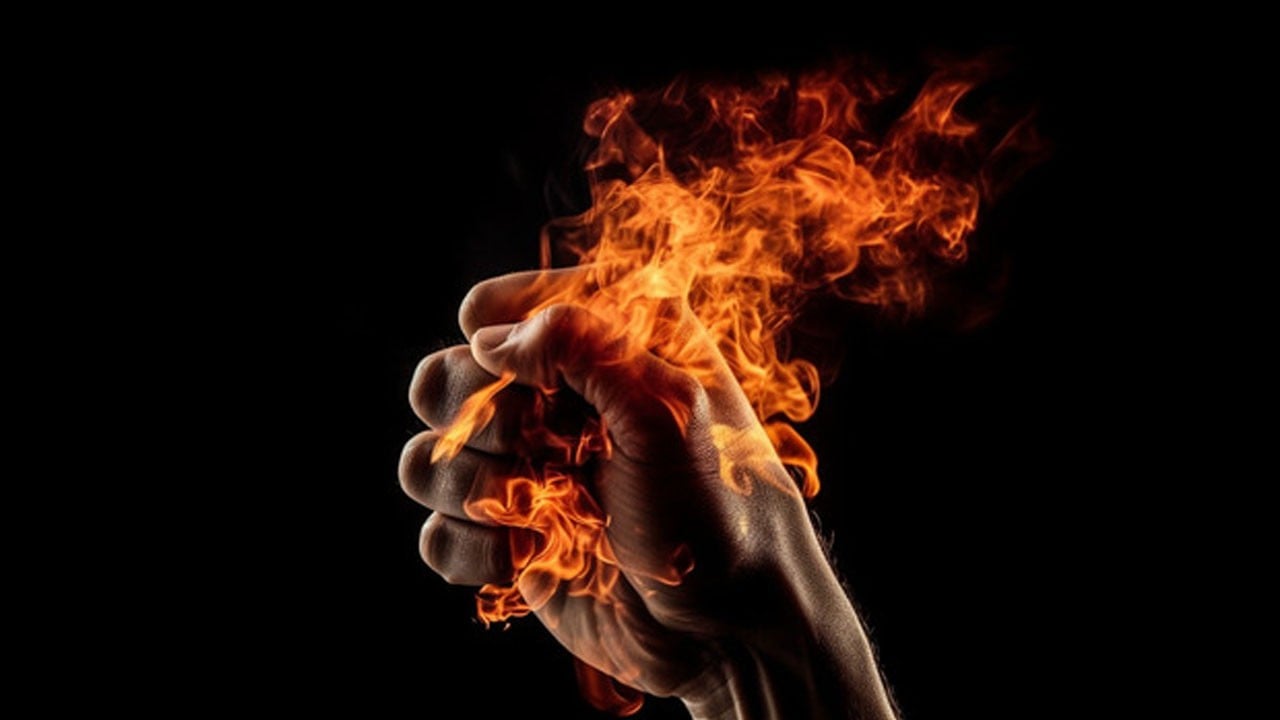 Sobayı tinerle yakmaya çalışırken kendini yaktı