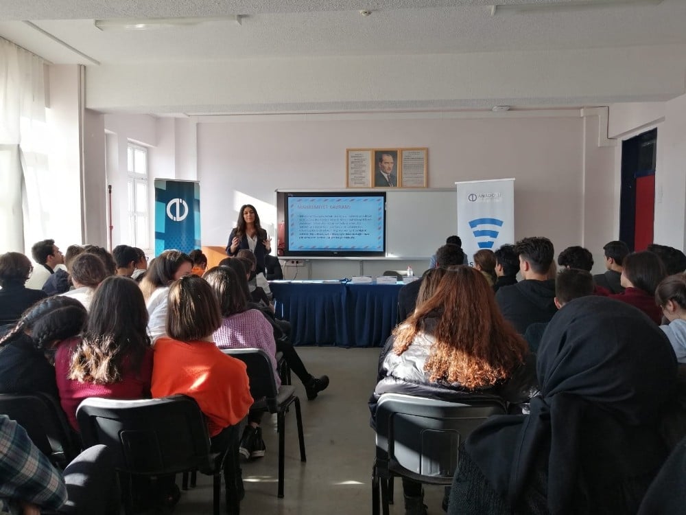 SODİGEM lise öğrencilerine sosyal medyayı anlatıyor 